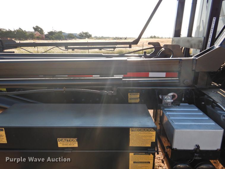 image for item DK2464 2013 Mack GU813  roll-off container truck