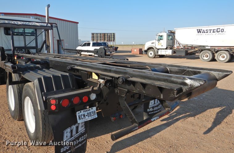 image for item DK2464 2013 Mack GU813  roll-off container truck