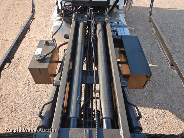 image for item DK2464 2013 Mack GU813  roll-off container truck