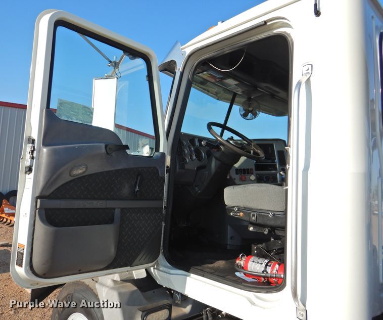 image for item DK2464 2013 Mack GU813  roll-off container truck