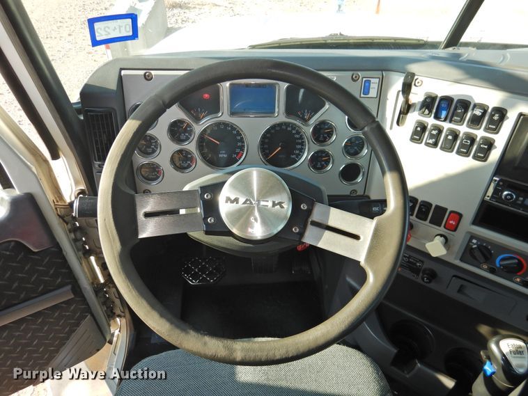 image for item DK2464 2013 Mack GU813  roll-off container truck