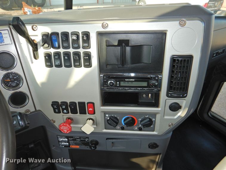 image for item DK2464 2013 Mack GU813  roll-off container truck