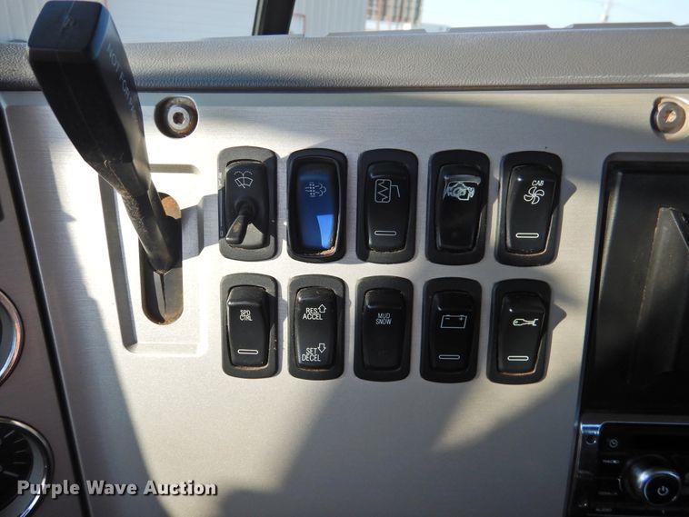 image for item DK2464 2013 Mack GU813  roll-off container truck