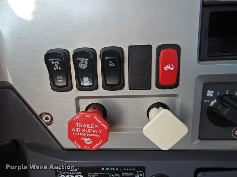 image for item DK2464 2013 Mack GU813  roll-off container truck