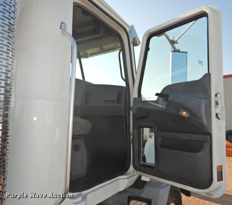 image for item DK2464 2013 Mack GU813  roll-off container truck