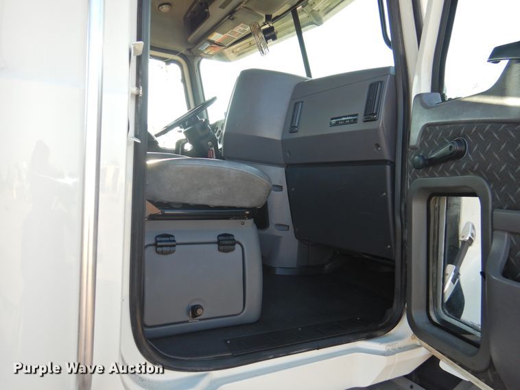 image for item DK2464 2013 Mack GU813  roll-off container truck