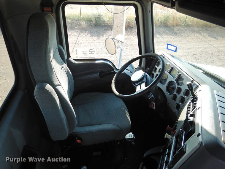 image for item DK2464 2013 Mack GU813  roll-off container truck