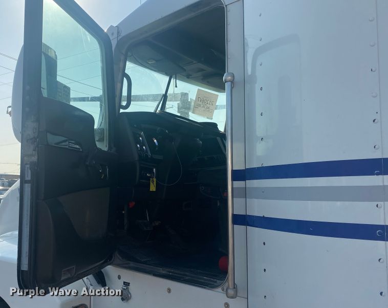 image for item DK8225 2007 Kenworth T600  semi truck