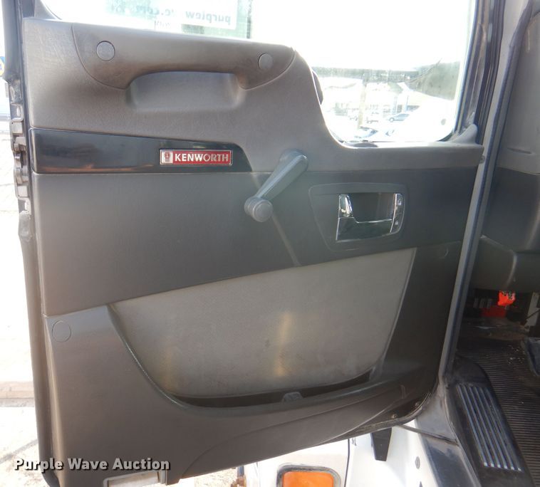 image for item DK8225 2007 Kenworth T600  semi truck