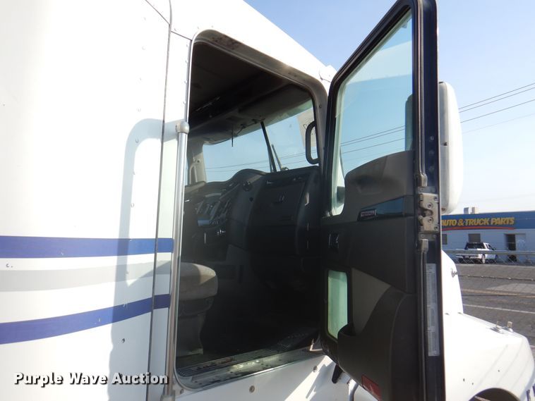 image for item DK8225 2007 Kenworth T600  semi truck