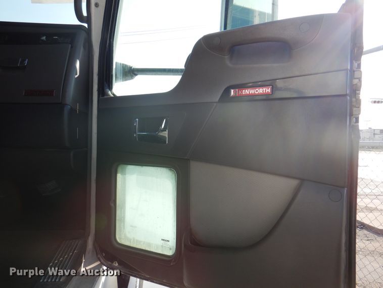 image for item DK8225 2007 Kenworth T600  semi truck