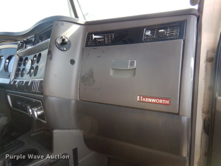 image for item DK8225 2007 Kenworth T600  semi truck