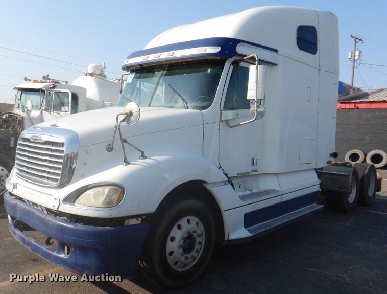 image for item DK8226 2002 Freightliner Columbia  semi truck