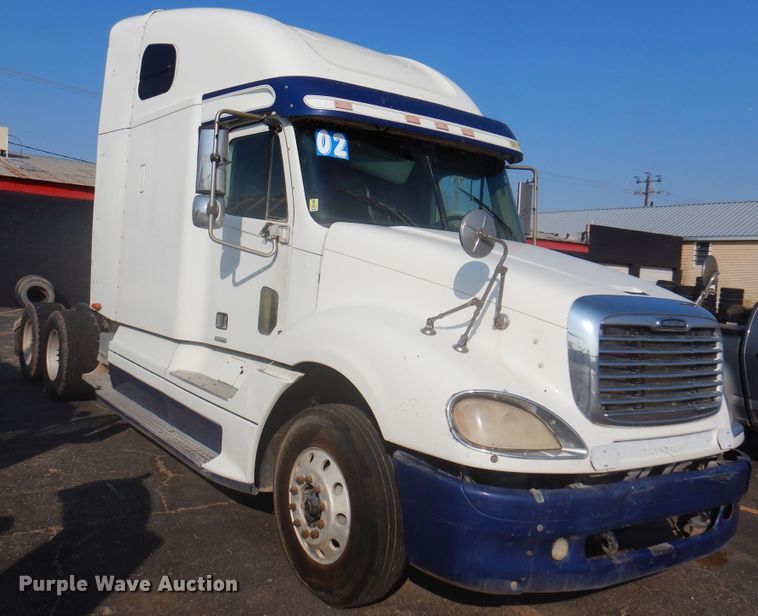 image for item DK8226 2002 Freightliner Columbia  semi truck