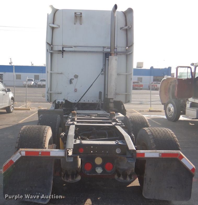 image for item DK8226 2002 Freightliner Columbia  semi truck