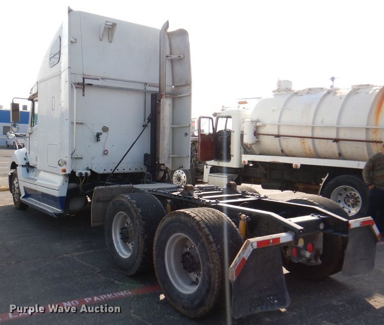 image for item DK8226 2002 Freightliner Columbia  semi truck