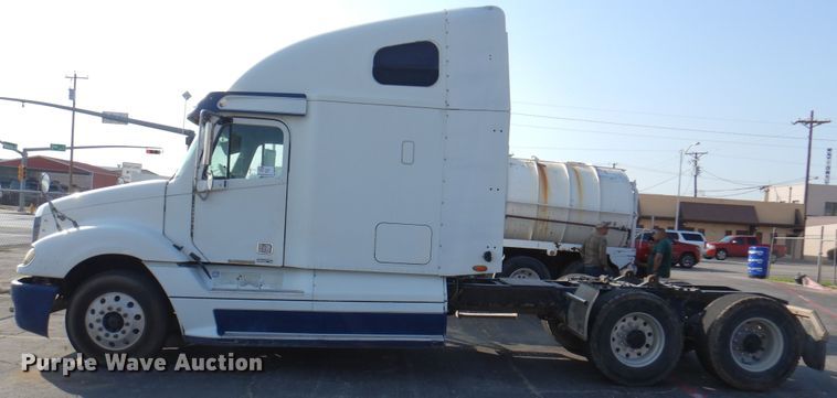 image for item DK8226 2002 Freightliner Columbia  semi truck