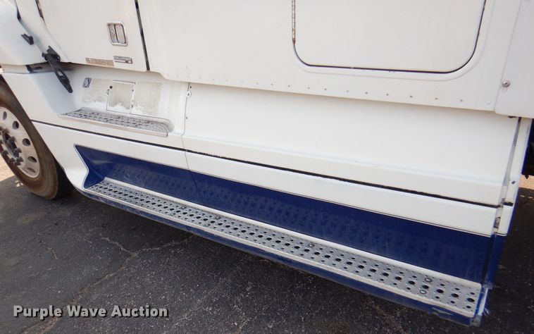 image for item DK8226 2002 Freightliner Columbia  semi truck