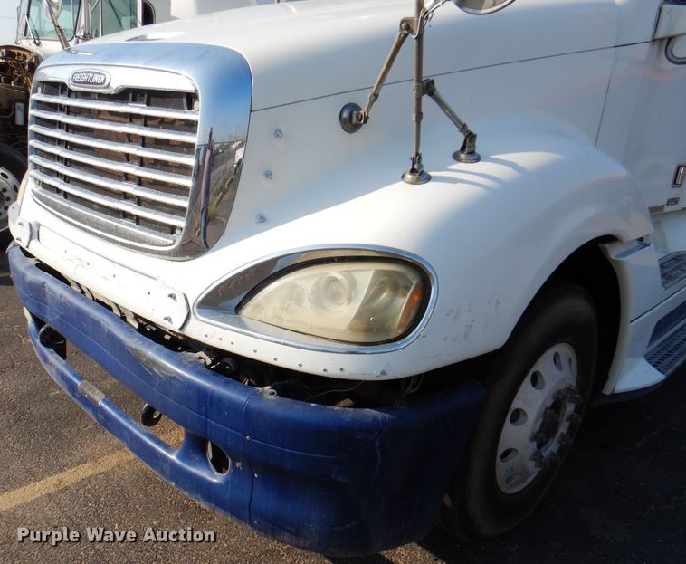 image for item DK8226 2002 Freightliner Columbia  semi truck