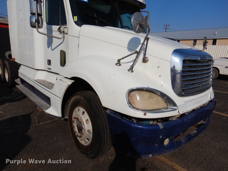 image for item DK8226 2002 Freightliner Columbia  semi truck