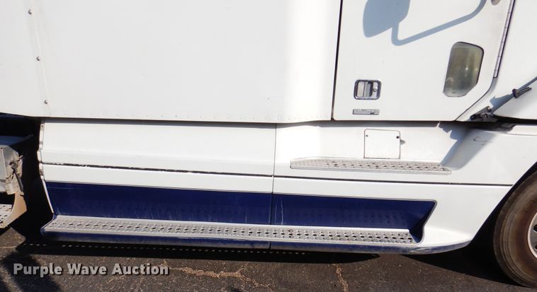 image for item DK8226 2002 Freightliner Columbia  semi truck