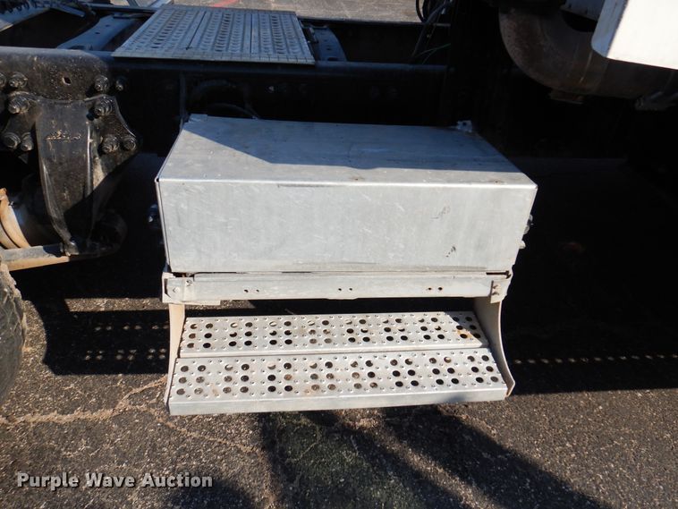 image for item DK8226 2002 Freightliner Columbia  semi truck