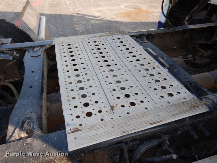 image for item DK8226 2002 Freightliner Columbia  semi truck