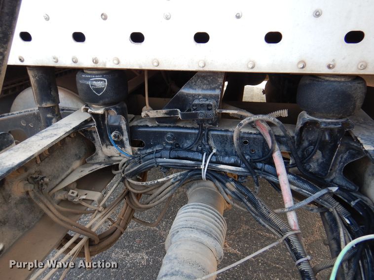 image for item DK8226 2002 Freightliner Columbia  semi truck