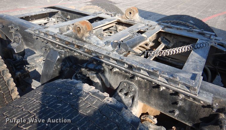 image for item DK8226 2002 Freightliner Columbia  semi truck