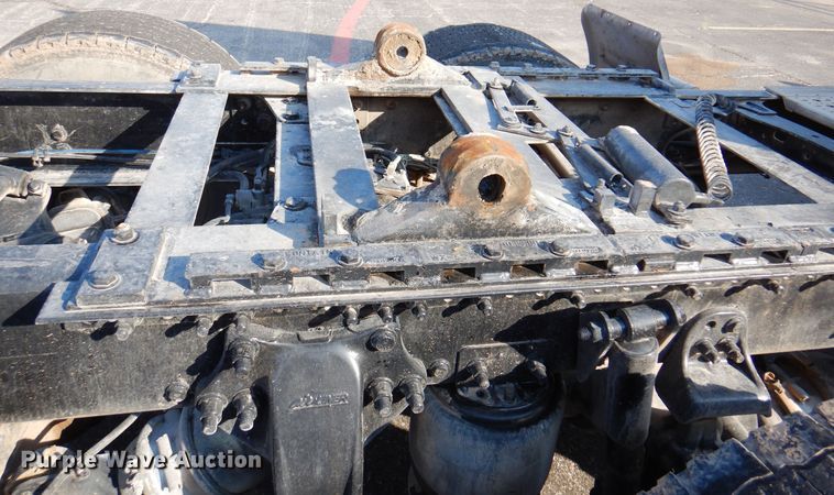 image for item DK8226 2002 Freightliner Columbia  semi truck