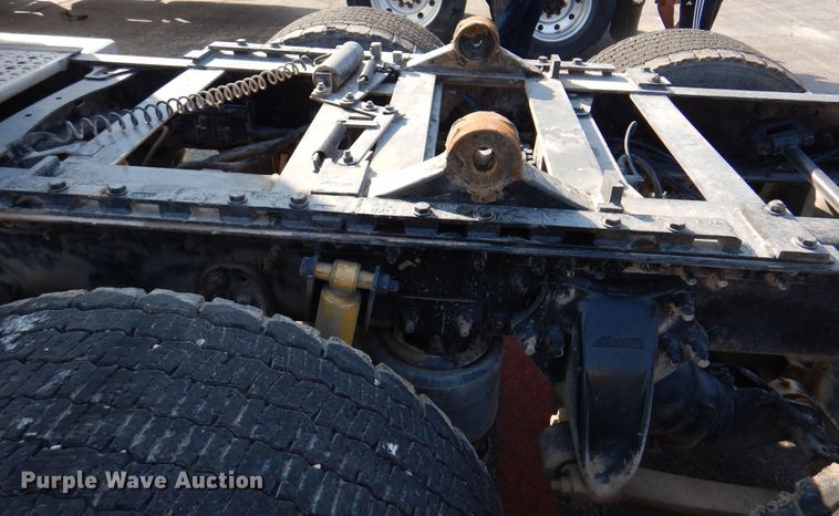 image for item DK8226 2002 Freightliner Columbia  semi truck