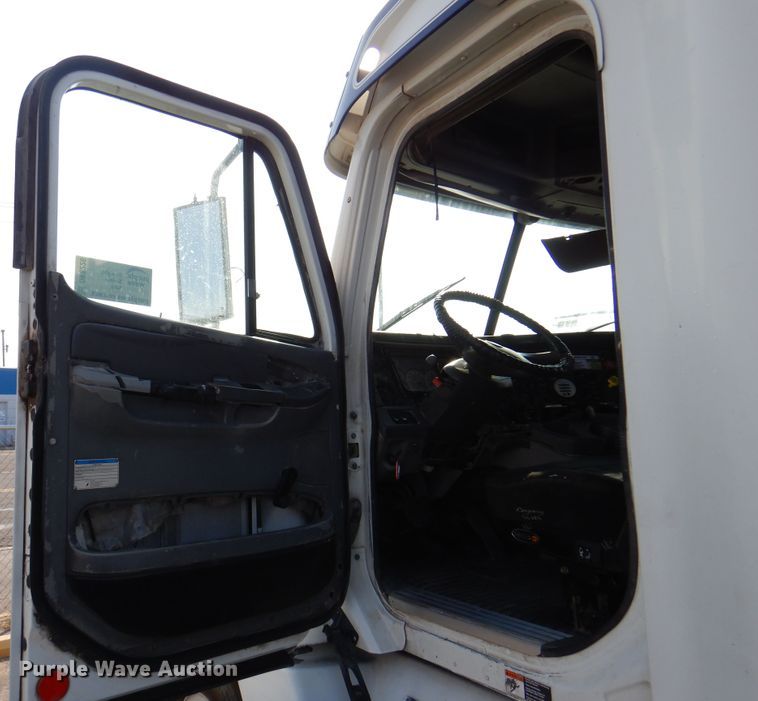 image for item DK8226 2002 Freightliner Columbia  semi truck