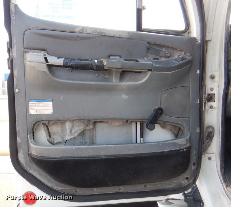 image for item DK8226 2002 Freightliner Columbia  semi truck