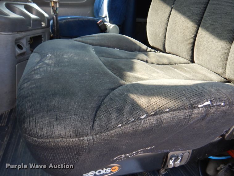 image for item DK8226 2002 Freightliner Columbia  semi truck