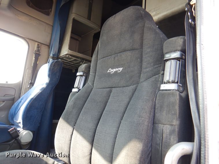 image for item DK8226 2002 Freightliner Columbia  semi truck