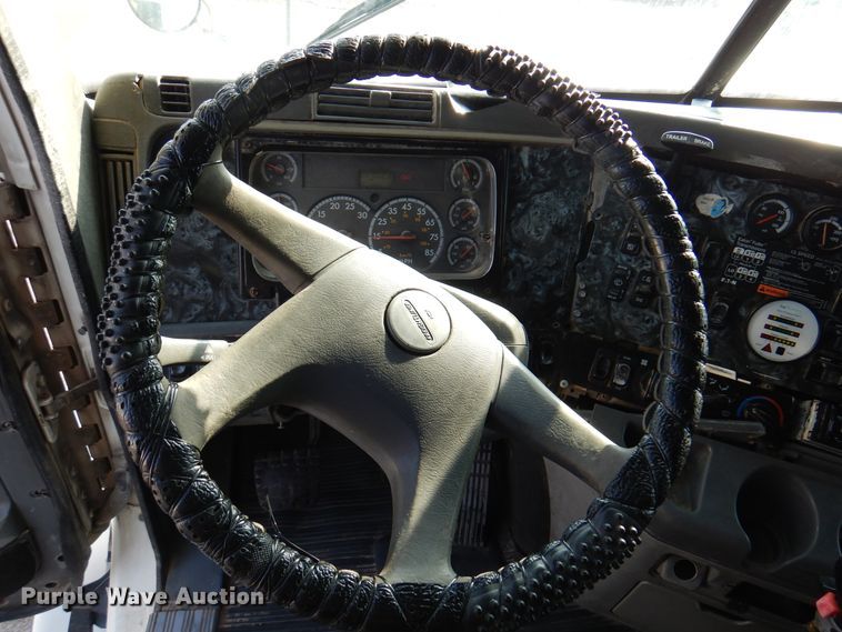 image for item DK8226 2002 Freightliner Columbia  semi truck