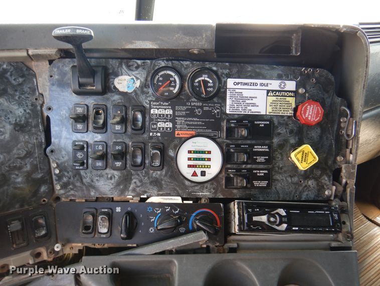 image for item DK8226 2002 Freightliner Columbia  semi truck