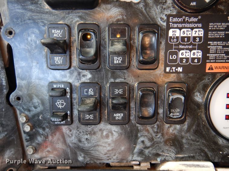 image for item DK8226 2002 Freightliner Columbia  semi truck