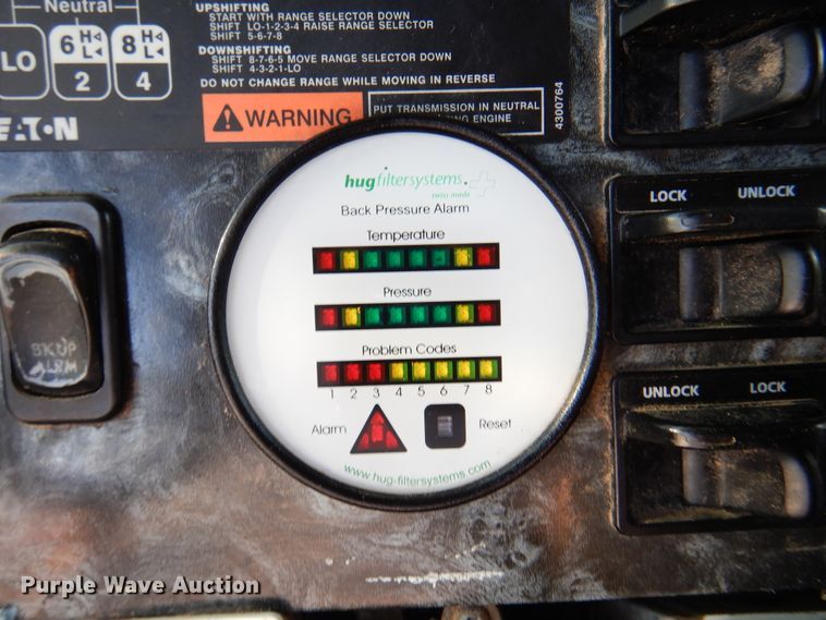 image for item DK8226 2002 Freightliner Columbia  semi truck