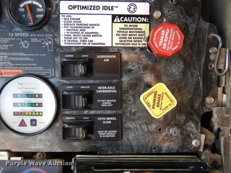 image for item DK8226 2002 Freightliner Columbia  semi truck