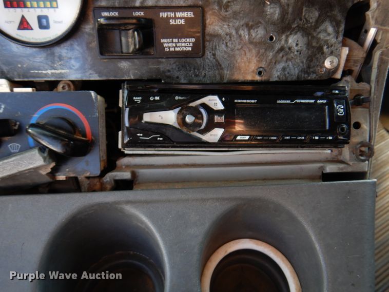 image for item DK8226 2002 Freightliner Columbia  semi truck