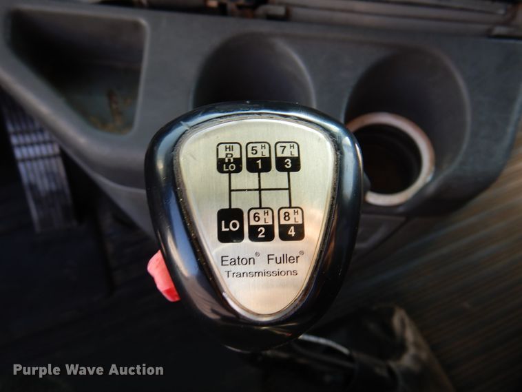 image for item DK8226 2002 Freightliner Columbia  semi truck