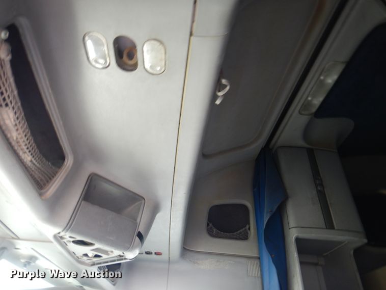 image for item DK8226 2002 Freightliner Columbia  semi truck