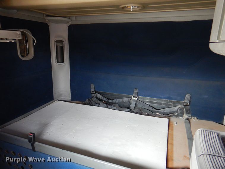 image for item DK8226 2002 Freightliner Columbia  semi truck