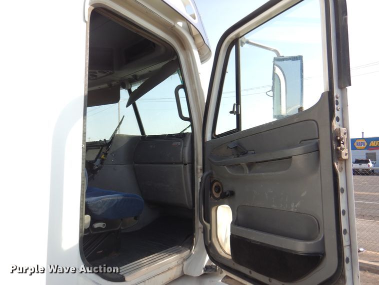 image for item DK8226 2002 Freightliner Columbia  semi truck