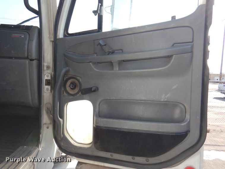 image for item DK8226 2002 Freightliner Columbia  semi truck