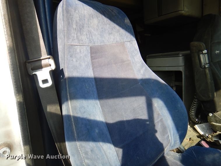 image for item DK8226 2002 Freightliner Columbia  semi truck