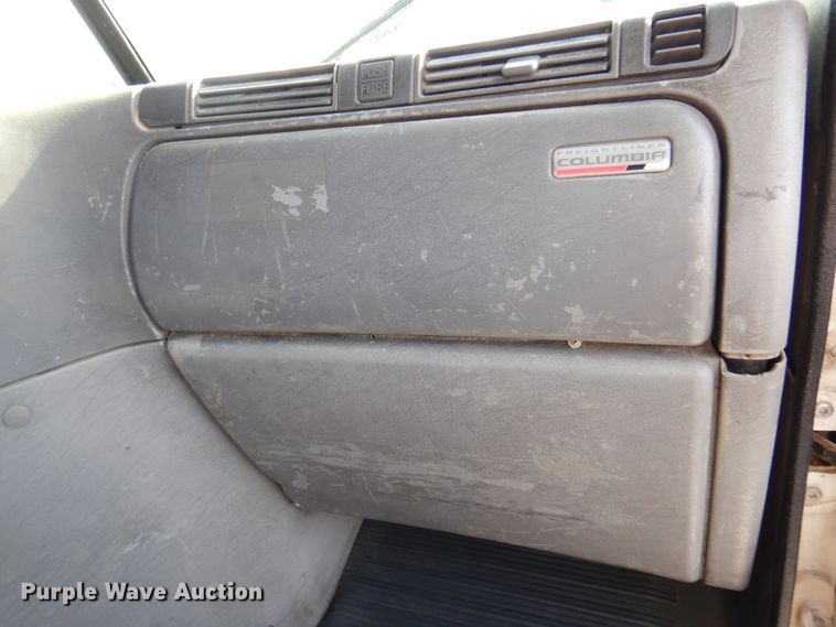 image for item DK8226 2002 Freightliner Columbia  semi truck