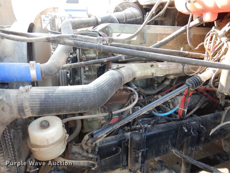 image for item DK8226 2002 Freightliner Columbia  semi truck