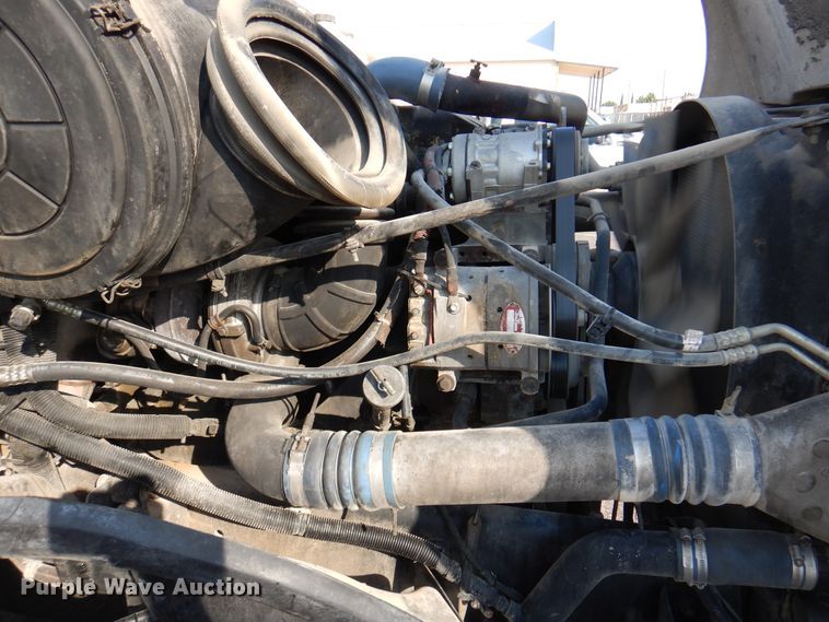 image for item DK8226 2002 Freightliner Columbia  semi truck